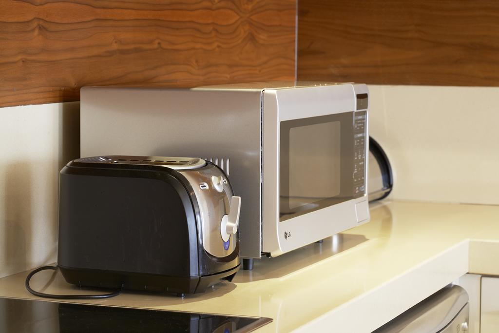 Marine Square Luxury Suites 허머너스 외부 사진