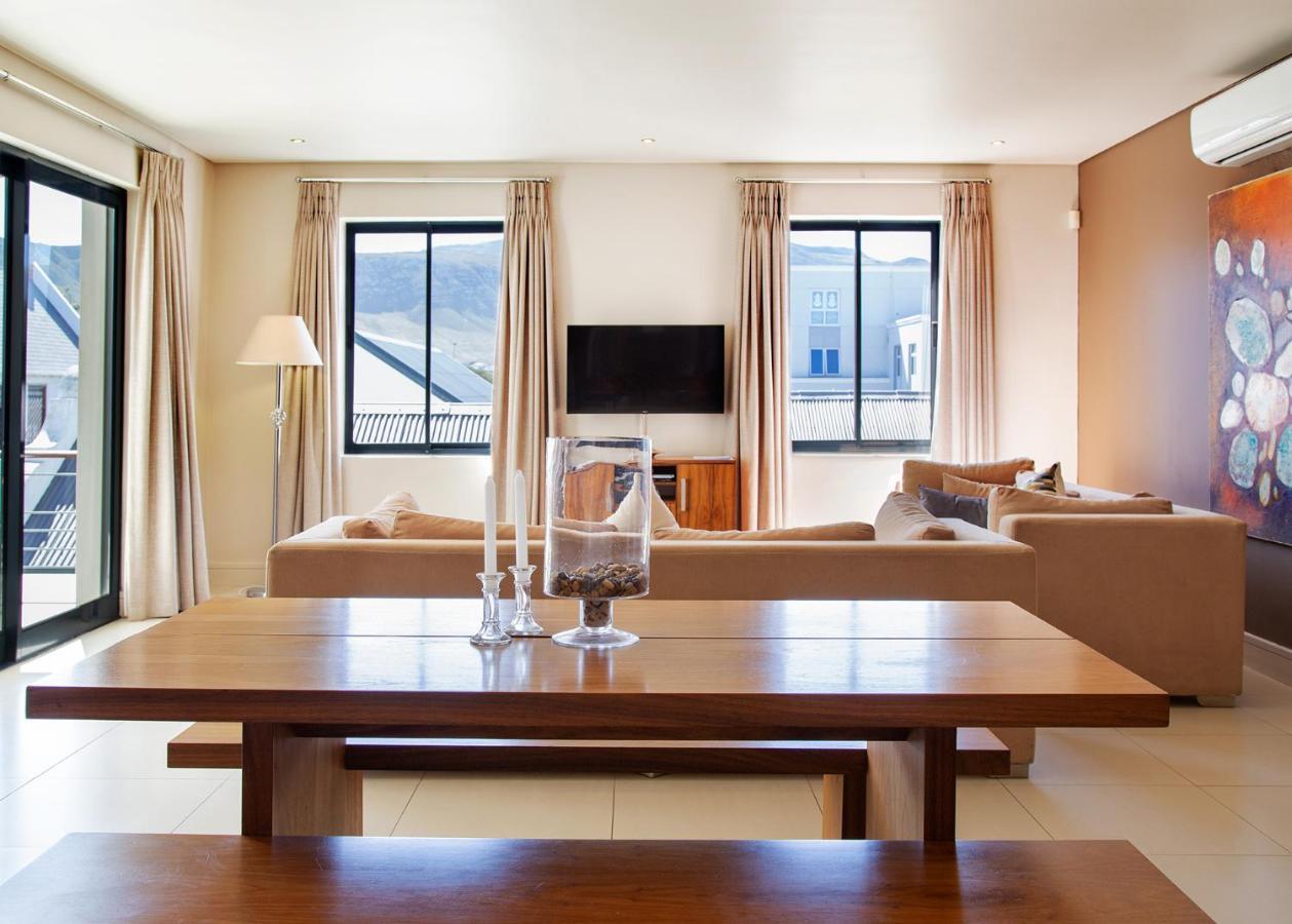 Marine Square Luxury Suites 허머너스 외부 사진