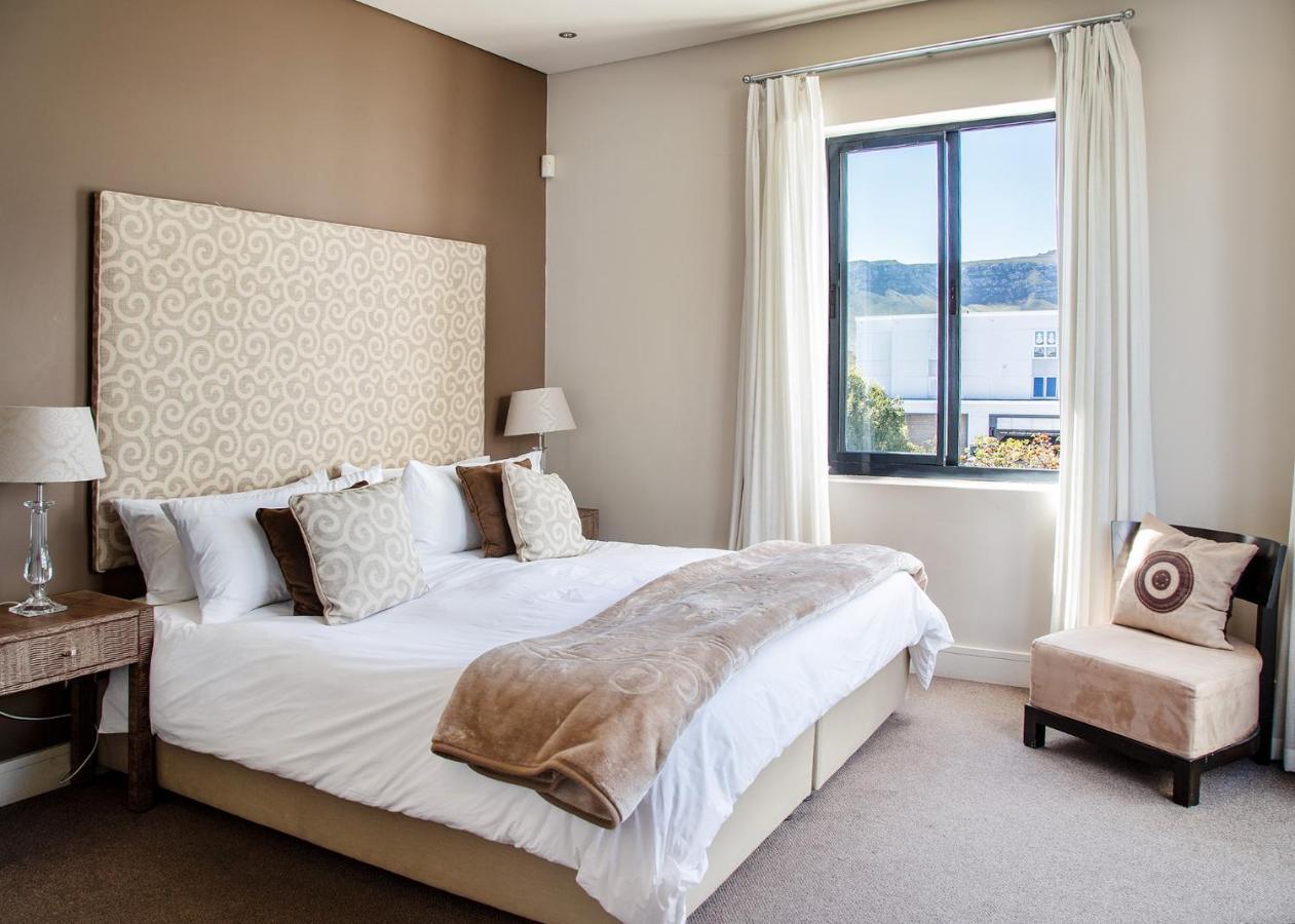 Marine Square Luxury Suites 허머너스 외부 사진